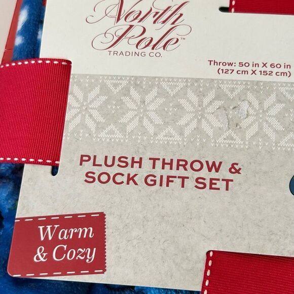 North Pole Polar Bear Christmas Blanket and Socks NWT - Picture 5 of 5